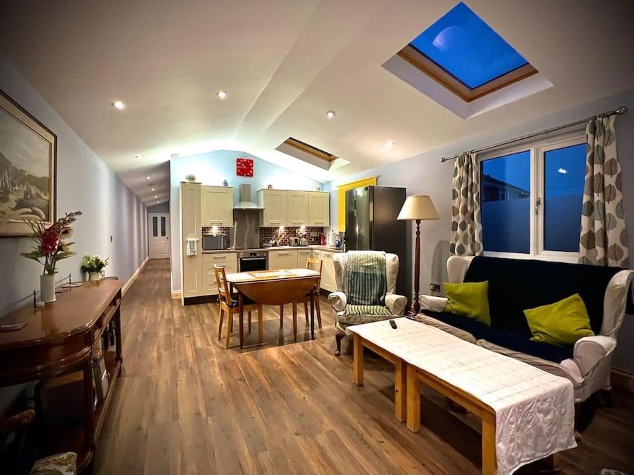 Countryside In The Town. Apartment Shrewsbury Bagian luar foto