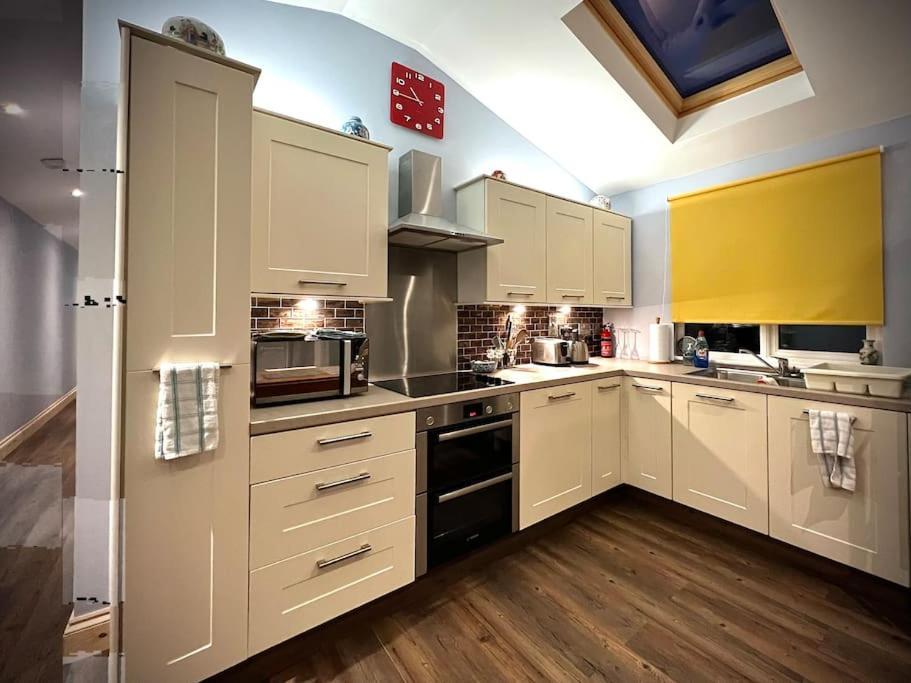 Countryside In The Town. Apartment Shrewsbury Bagian luar foto